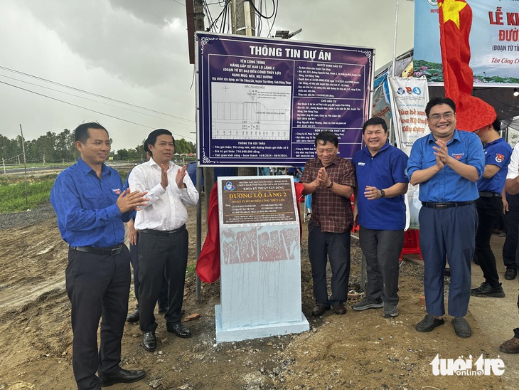 Đoàn công tác và lãnh đạo địa phương khánh thành đường Lộ Làng 2, xã Tân Công Chí, huyện Tân Hồng, tỉnh Đồng Tháp - Ảnh: ĐẶNG TUYẾT