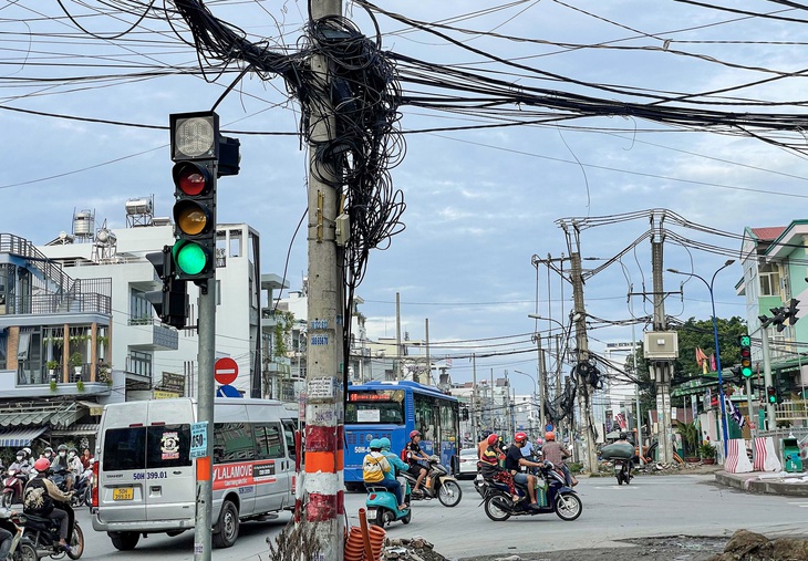 Khởi công hơn 15 tháng, cột điện vẫn chình ình dọc dự án đường Tân Kỳ Tân Quý?- Ảnh 3.