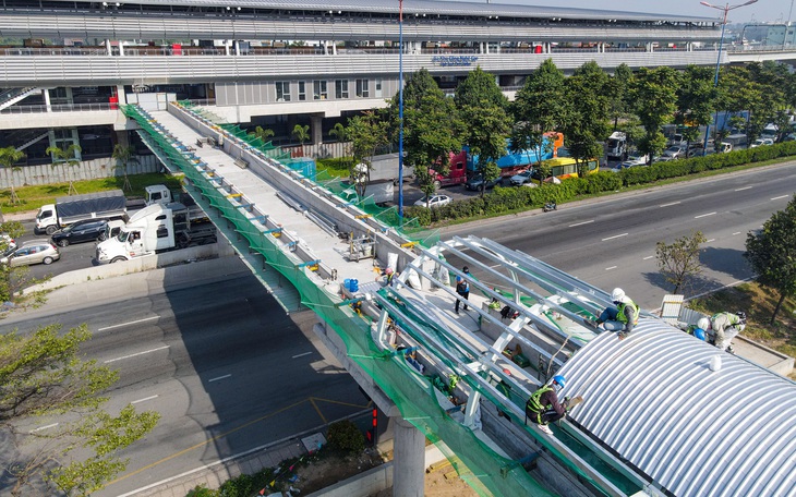 Lái tàu metro số 1 lần đầu vận hành chạy thử nghiệm toàn tuyến - Ảnh 2.