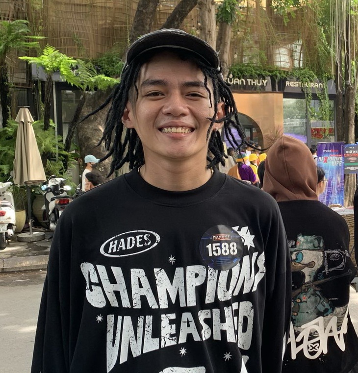 Rapper Hành Or đến casting Rap Việt 2024 với nụ cười tự tin - Ảnh: THÙY LINH