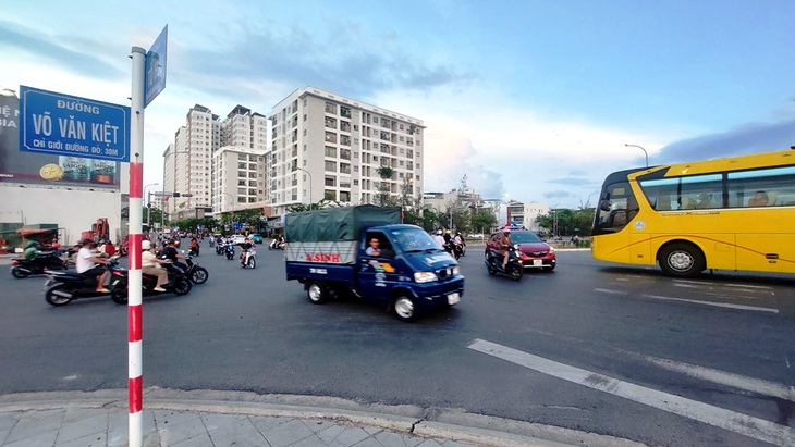 Nút giao thông ngay đầu cầu Quán Trường, TP Nha Trang hình thành từ khi đoạn phía nam dự án BT đường vành đai 2 (gắn tên Võ Văn Kiệt) của Tập đoàn Phúc Sơn đưa vào lưu thông tạm thời cho đến nay - Ảnh: PHAN SÔNG NGÂN