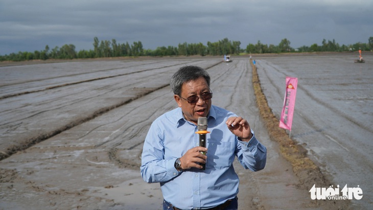 Ông Lê Thanh Tùng - phó cục trưởng Cục Trồng trọt, Bộ Nông nghiệp và Phát triển nông thôn - chia sẻ đề án 1 triệu ha lúa đến với bà con nông dân Kiên Giang - Ảnh: CHÍ CÔNG