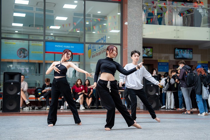 Đăng ký nguyện vọng trên hệ thống thế nào để chốt đúng ngành yêu thích?- Ảnh 4. Học tại HUTECH, sinh viên có điều kiện phát triển toàn diện