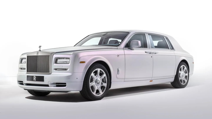 Thiết kế nổi tiếng nhất của ông có lẽ là chiếc Rolls-Royce Phantom 2003, thiết lập tông màu thiết kế cho mọi chiếc Rolls-Royce trong tương lai. Ảnh hưởng của chiếc xe này vẫn còn được cảm nhận cho đến ngày nay - Ảnh: Rolls-Royce