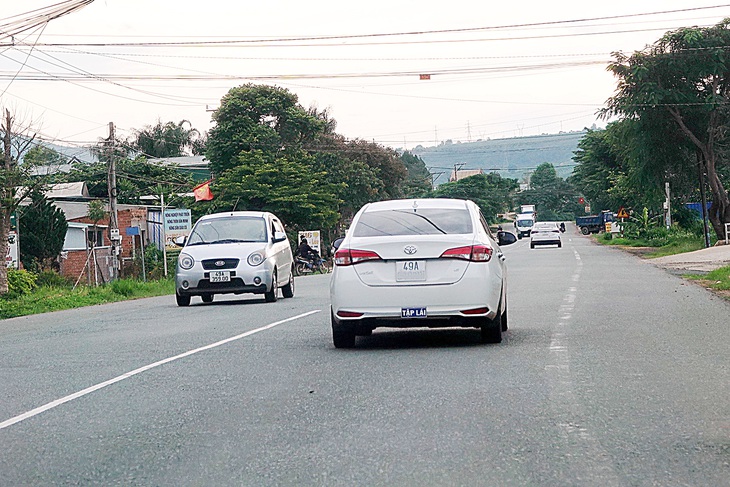 Xe tập lái chạy trên quốc lộ 20 đoạn qua Di Linh (Lâm Đồng) - Ảnh: T.T.D.