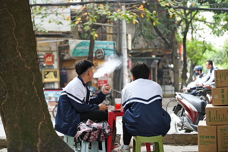 Nguy hiểm rình rập thế hệ trẻ khi giới trẻ dùng thuốc lá điện tử tăng nhanh trong những năm gần đây - Ảnh: NAM TRẦN