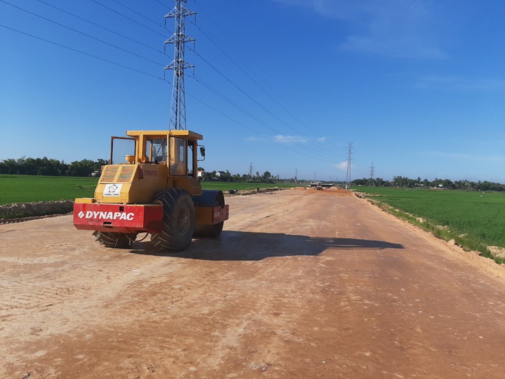 Một số đoạn tuyến đã giải phóng mặt bằng được nên tiến độ thi công thuận lợi, nhanh chóng - Ảnh: H.H.