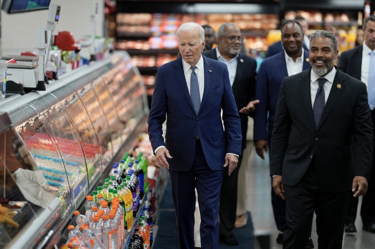 Tổng thống Mỹ Joe Biden đến thăm một siêu thị ở Las Vegas, bang Nevada hôm 16-7 - Ảnh: AFP