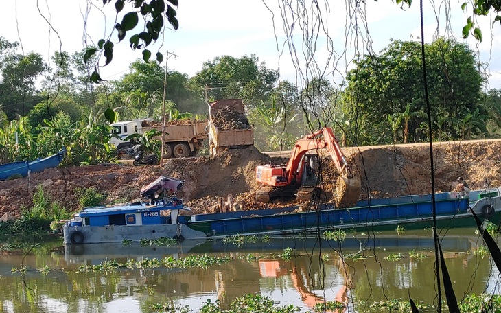 Bùn đất nạo vét kênh giao cho huyện quản lý 