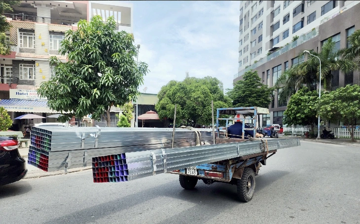 Để bó sắt dài rơi xuống đường gây ùn ứ cầu Chương Dương, tài xế ô tô bị xử lý - Ảnh 3.