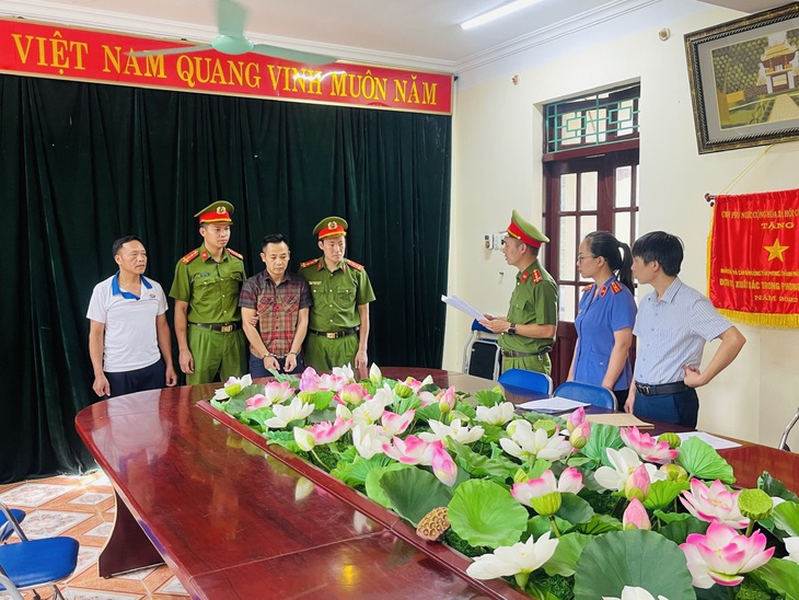 Cơ quan cảnh sát điều tra thi hành quyết định khởi tố và lệnh bắt Đoàn Trọng Đạt - Ảnh: Đ. DƯƠNG