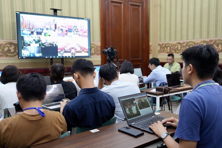 Khu vực tác nghiệp của các phóng viên báo, đài - Ảnh: HỮU HẠNH