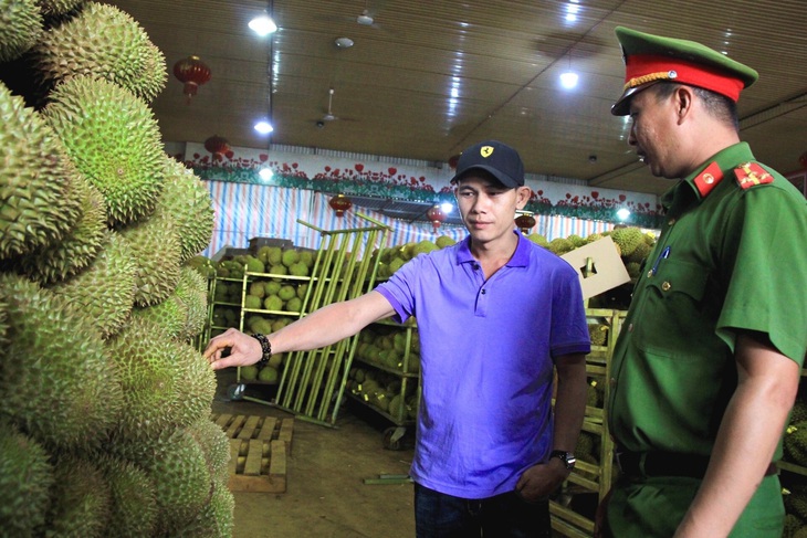 Công an tỉnh Đắk Lắk và các địa phương cũng tập trung kiểm tra các kho sầu riêng để tránh bị bảo kê, ép giá - Ảnh: TÂM AN