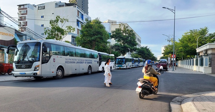 Nhiều xe kinh doanh vận tải hành khách xếp hàng đậu đỗ kéo dài trên đường Nguyễn Thiện Thuật nối dài (trước Bệnh viện Quân y 87) tại TP Nha Trang, tỉnh Khánh Hòa (sáng 8-7-2024) - Ảnh: PHAN SÔNG NGÂN