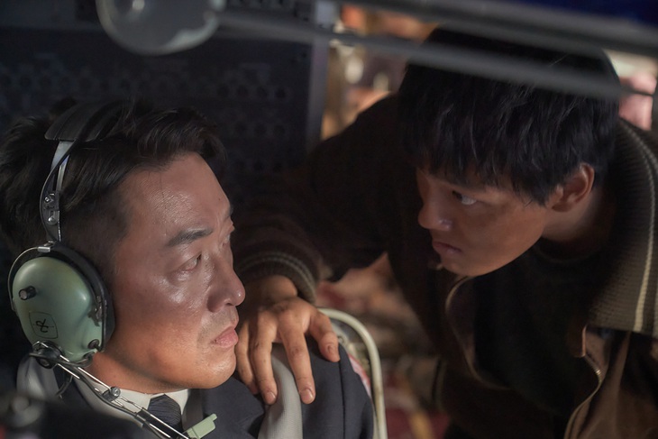 Màn đối đầu căng thẳng giữa Ha Jung Woo và Yeo Jin Goo - Ảnh: IMDb