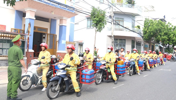 Lực lượng tham gia bảo vệ an ninh, trật tự cơ sở vận hành xe chữa cháy lưu động - Ảnh: VĨNH NGUYÊN