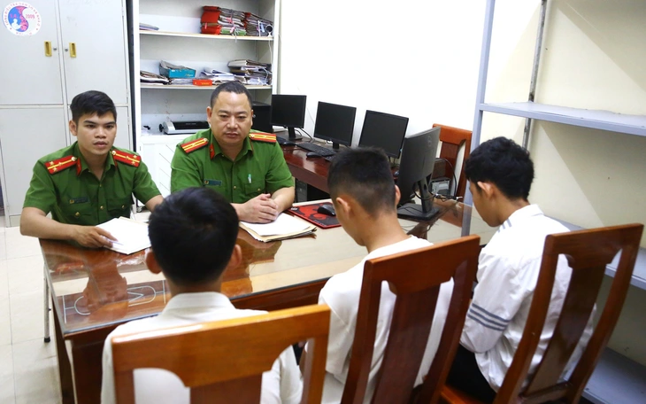 Lãnh đạo Tỉnh ủy Khánh Hòa yêu cầu công an xử lý nghiêm những người ném đá tàu hỏa - Ảnh 3.