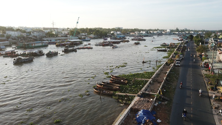 Bờ kè dần hình thành và được cho là nguyên nhân chia cắt không gian "trên bến dưới thuyền", khiến chợ nổi này kém hấp dẫn hơn 