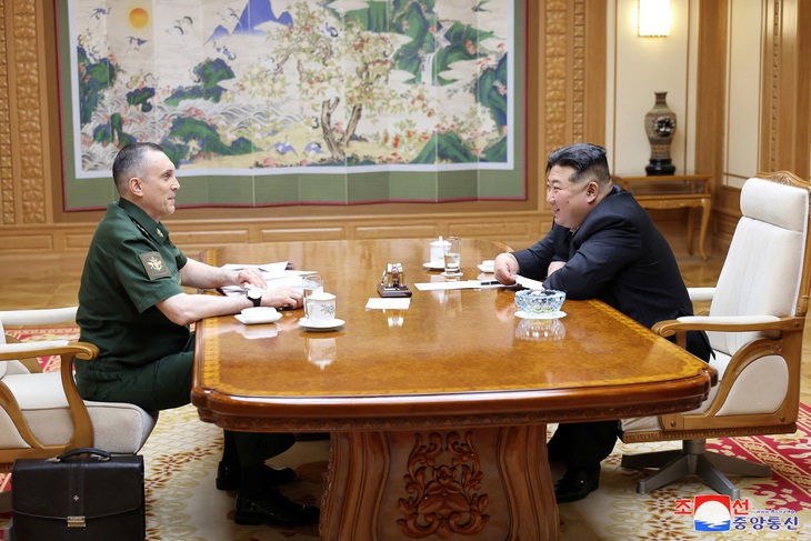 Lãnh đạo Triều Tiên Kim Jong Un (phải) gặp Thứ trưởng Quốc phòng Nga Aleksey Krivoruchko tại Triều Tiên. Ảnh do Hãng thông tấn trung ương Triều Tiên (KCNA) công bố ngày 19-7 - Ảnh: REUTERS/KCNA