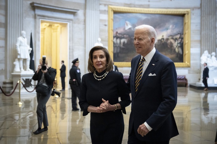 Bà Pelosi trong cuộc gặp Tổng thống Biden tại Điện Capitol vào ngày 29-3-2022 - Ảnh: NEWSWEEK/GETTY IMAGES