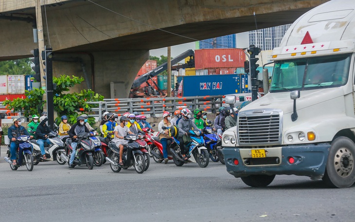 Nút giao nhiều tầng ở TP.HCM: Làm sao để dân không rối? - Ảnh 2.