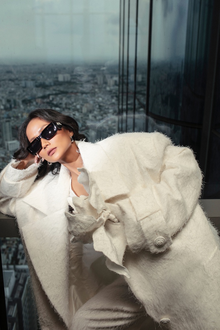 H’Hen Niê thần thái trên Vogue Mỹ- Ảnh 3. Và như thường lệ, mỗi BST theo mùa đều được ekip CONG TRI “chọn mặt gửi vàng” cho những cái tên sáng giá nhất. Nếu các mùa trước giới mộ điệu đã dõi theo từng hình bóng của Hoa hậu Lương Thùy Linh hay Trần Tiểu Vy thì đến Thu/Đông 2024 này, mỹ nhân nên duyên cùng CONG TRI chính là H’Hen Niê - Top 5 Miss Universe 2018.
