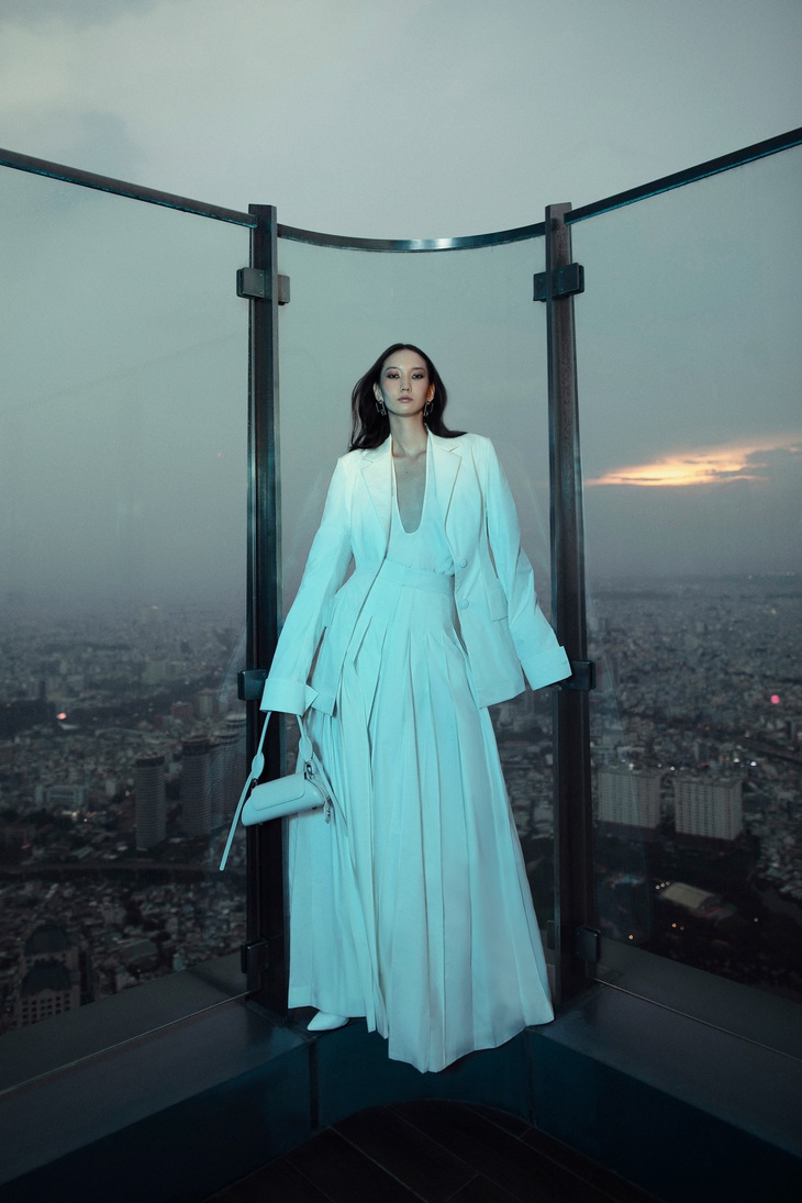 H’Hen Niê thần thái trên Vogue Mỹ- Ảnh 7. Nhà mốt Công Trí đặc biệt chiều chuộng phái nữ, hiểu rằng trong họ luôn có nhu cầu được giải phóng cơ thể khỏi từng lớp vải vóc ghì chặt da thịt. Bởi thế nên xuyên suốt bộ sưu tập Thu/Đông 2024 chẳng thiếu những thiết kế quá khổ với các chất liệu vô cùng êm ái như silk twill, cotton poplin hay cashmere.