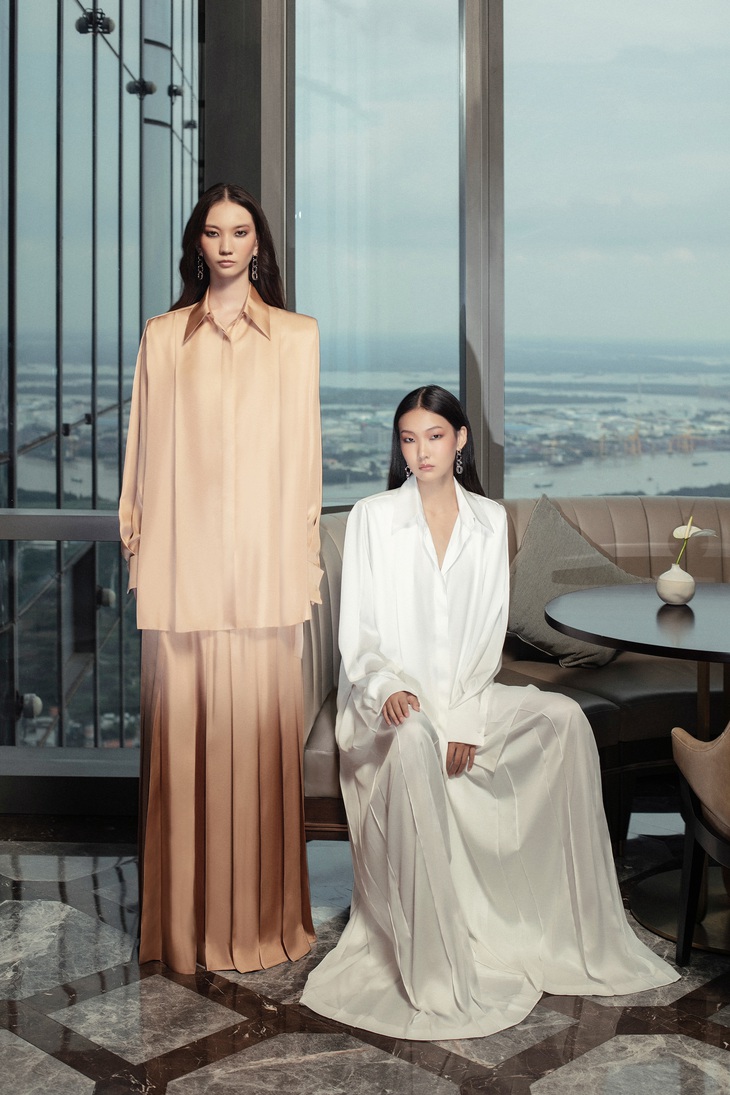 H’Hen Niê thần thái trên Vogue Mỹ- Ảnh 6. Đó có thể là những chiếc sơ mi quá khổ như mượn tạm từ tủ đồ bạn trai, với chất liệu silk twill (hay còn gọi là lụa lóng chéo) được kết hợp cùng quần váy xếp ly để cân bằng tính nữ cho tổng thể.