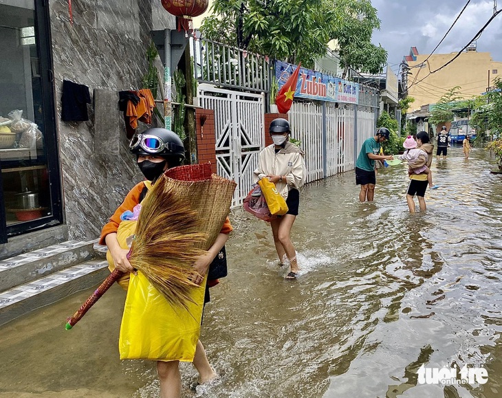 Lo ngập, chủ tịch Đà Nẵng truy chuyện nạo vét cống, cửa thu nước - Ảnh 1.