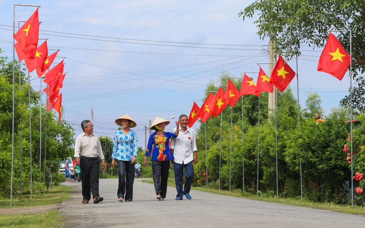 Lửa tinh thần dân tộc từ những lá cờ đỏ sao vàng - Ảnh 2.