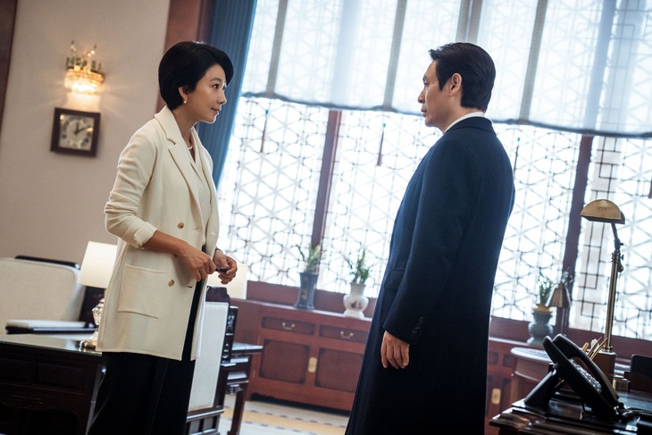 Kim Hee Ae và Sol Kyung Gu đối đầu nhau trong cuộc chiến tranh giành quyền lực - Ảnh: Netflix