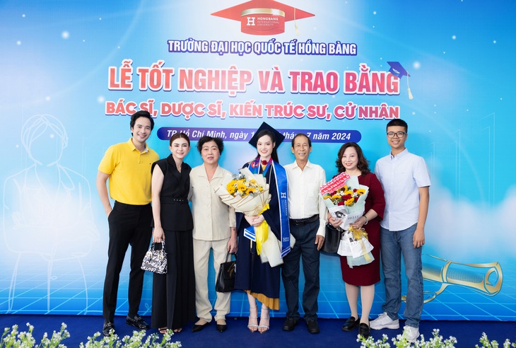 Sunny Đan Ngọc chụp hình kỷ niệm cùng gia đình trong ngày tốt nghiệp