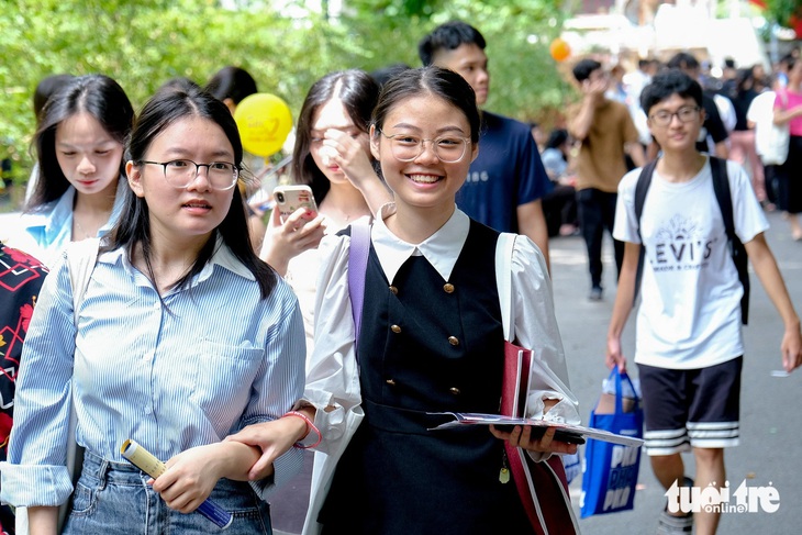 Thí sinh tham gia ngày tư vấn xét tuyển đại học, cao đẳng năm 2024 do báo Tuổi Trẻ phối hợp các đơn vị tổ chức - Ảnh: HÀ QUÂN