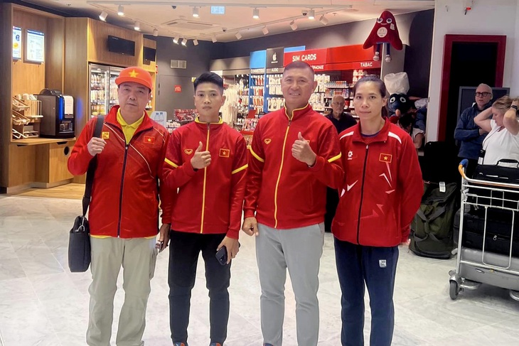 Đội tuyển boxing Việt Nam tham dự Olympic 2024 (từ trái sang): HLV Nguyễn Như Cường, Võ Thị Kim Ánh, chuyên gia Tawan Mungphingklang và Hà Thị Linh - Ảnh: TAWAN