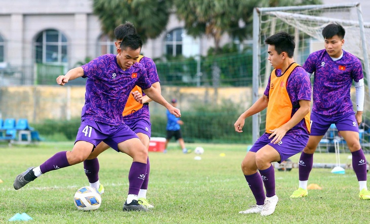 Cầu thủ Việt kiều Hồ Hữu Hưng (41) trong màu áo U19 Việt Nam - Ảnh: QUANG THỊNH