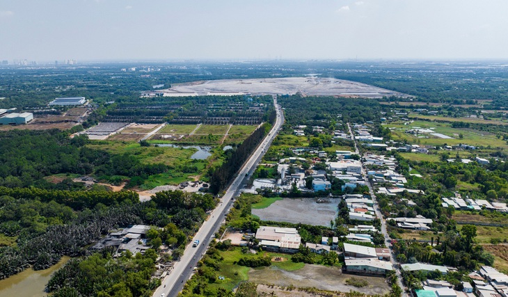 Bãi rác Đa Phước (thuộc huyện Bình Chánh, TP.HCM) hiện đã vượt công suất thiết kế. Đây cũng là nguồn cơn gây nên mùi hôi cho các khu dân cư phía nam TP.HCM  - Ảnh: LÊ PHAN