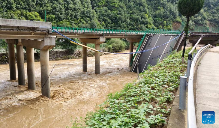 Đoạn cầu cao tốc bị sập ở thành phố Thương Lạc (Thiểm Tây, Trung Quốc) trong ảnh chụp ngày 20-7 - Ảnh: Tân Hoa xã