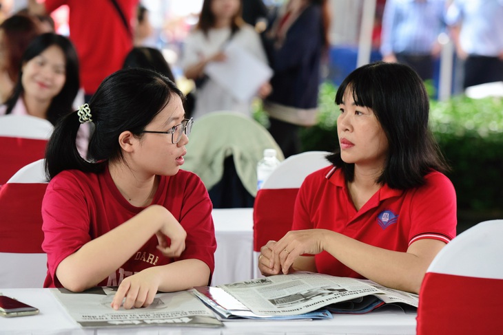 Em Khánh Linh cùng mẹ từ tỉnh Bình Định vào nghe tư vấn, hai mẹ con đi xe khách từ tối qua mất 11 giờ đồng hồ để đến TP.HCM - Ảnh: DUYÊN PHAN