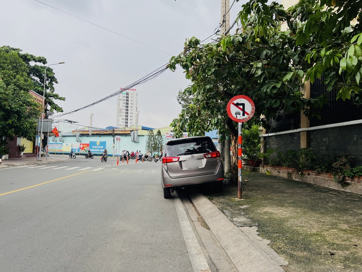 Biển báo giao thông đã hết 'lấp ló' làm khó người đi đường- Ảnh 1.