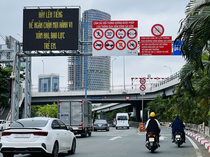 Nhiều biển báo và chữ chằng chịt ở đầu đường hầm sông Sài Gòn, người đi đường có đọc được hết không?