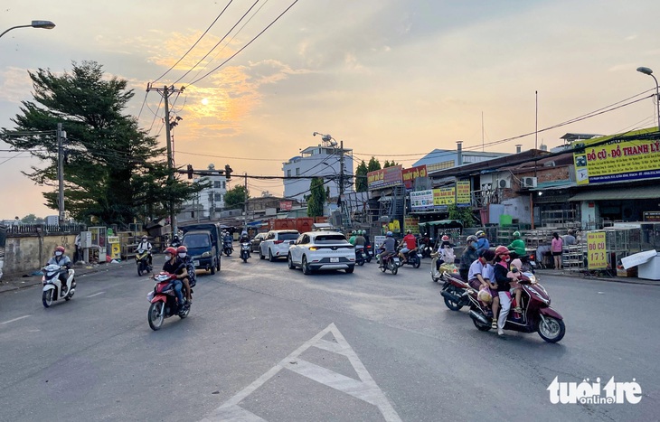 Ngã ba đường Tân Sơn và Phạm Văn Bạch (hướng kết nối đường Trường Chinh, quận Tân Bình) - Ảnh: CHÂU TUẤN