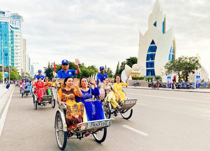 Du khách trải nghiệm đạp xích lô bên tháp Trầm Hương, TP Nha Trang (Khánh Hòa) - Ảnh: TRẦN HOÀI