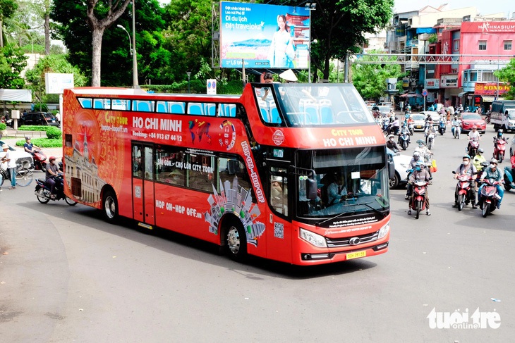 Xe buýt hai tầng chạy trên đường Trần Phú, quận 5 - Ảnh: PHƯƠNG NHI