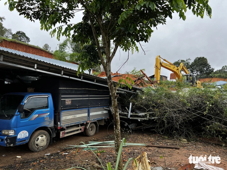 Vụ sạt lở ngày 20-7 làm chết 1 người và đè sập thêm 1 nhà bên cạnh - Ảnh: L.A.