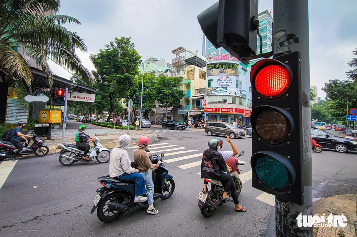 Người dân chờ đèn đỏ tại giao lộ Nguyễn Đình Chiểu - Trương Định (nơi được thí điểm đèn giao thông không đếm ngược tại TP.HCM) - Ảnh: CHÂU TUẤN