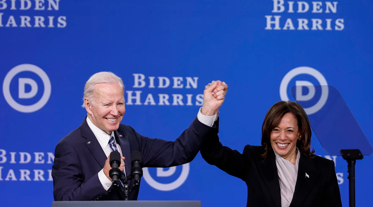 Tổng thống Mỹ Biden và Phó tổng thống Kamala Harris trong một buổi gặp gỡ của Ủy ban quốc gia Đảng Dân chủ. Ông Biden ngày 21-7 tuyên bố rút khỏi chiến dịch tranh cử tổng thống năm 2024 và ủng hộ bà Harris thay ông lãnh trọng trách đối đầu với ứng cử viên Đảng Cộng hòa Donald Trump - Ảnh: GETTY IMAGES