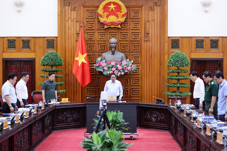 Thủ tướng Phạm Minh Chính cùng các đại biểu thành kính dành một phút mặc niệm tưởng nhớ Tổng bí thư Nguyễn Phú Trọng - Ảnh: VGP