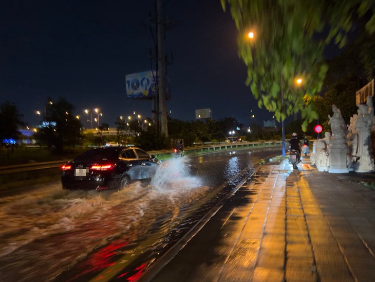 Chạy xe qua vũng nước bắn tung tóe vào người xung quanh, chậm một chút có sao đâu- Ảnh 2.