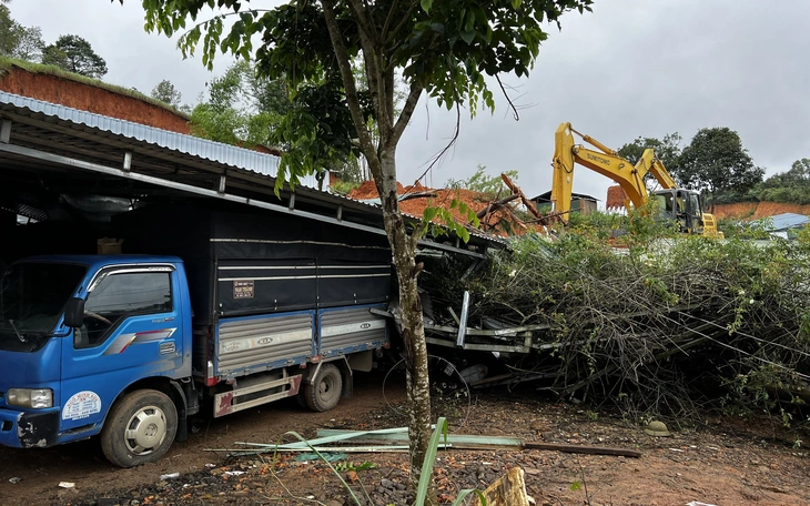 Người dân vẫn cố ở lại điểm sạt lở, Lâm Đồng cưỡng chế di dời