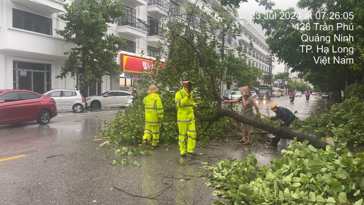 Cảnh sát giao thông lập chốt cảnh báo ở nhiều tuyến đường miền Bắc bị sạt lở, ngập lụt- Ảnh 2.